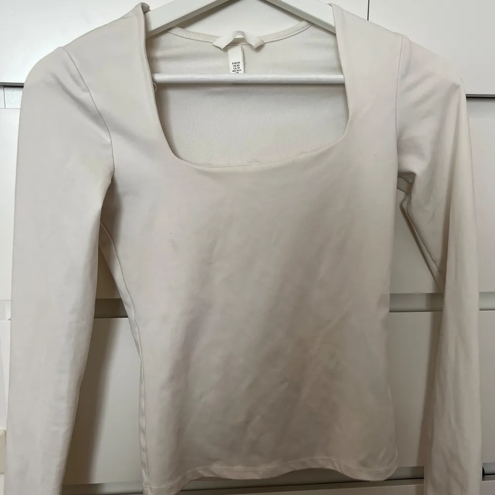 Jättesnygg vit tight uringad långärmad från H&M Mycket bra skick Passar xxs-s Originalpris 199 Skriv privat för fler bilder eller vid frågor ❣️. Neuletakit & Villapaidat.