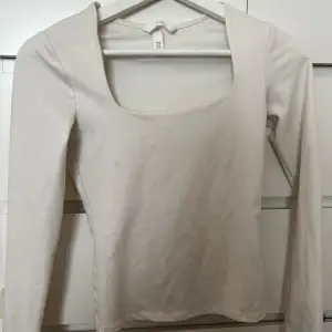 Jättesnygg vit tight uringad långärmad från H&M Mycket bra skick Passar xxs-s Originalpris 199 Skriv privat för fler bilder eller vid frågor ❣️