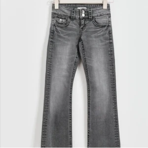 Gråa low waist jeans  - Säljer mina gråa lågmidjade jeans från Gina Young, inga defekter och näst intill oanvända 