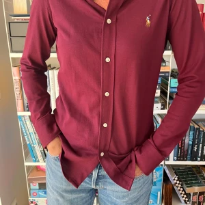 Ralph Lauren skjorta  - Ralph Lauren skjorta, vinröd Passform: S (passar till xs) 100% bomull Nyskick, inga defekter Pris kan diskuteras Skriv privat om funderingar