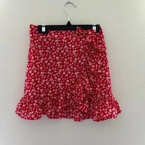 Somrig kjol  - Säljer denna fina kjolen från shein i storlek 140. Säljer då den är för liten för mig, skriv privat för fler egna bilder🤗