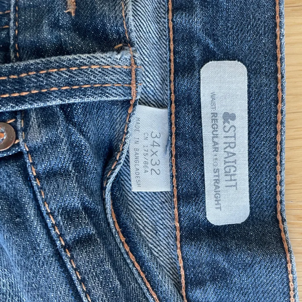  H&M jeans med snyggt slitage  Utan defekter och fläckar  Storlek 34x32  Hör av dig vid frågor!. Jeans & Byxor.