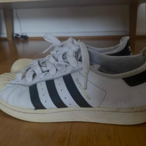 Adidas superstar skor - Ett par adidas superstar skor som köptes för år sedan och är lite slitna som ni kan se på bilden