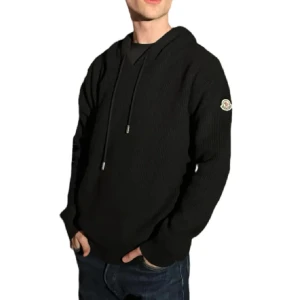 Moncler hoodie - Säljer denna stickade moncler hoodien i storlek L men passar M. Tröjan är i jättebra skick. Den är gjord av 74% ull och 26% kaschmir. Modellen på bilden är cirka 183 cm. Skriv om du har några frågor. 
