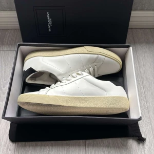 Saint Laurent skor - Ett par Saint Laurent skor i toppskick ⭐️ nypris| 7000kr vårt pris| 2499kr box och dustbag ingår vid köp. Storlek| 41 man passar även 42 galant ✅Modell sl/06 👍Kan gå ned i pris vid snabb affär 