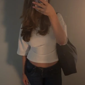 Nelly tröja - Säljer denna populära tröjan från Nelly som är slutsåld i stolen S.Den är i fint skick och nästan aldrig använd🥰