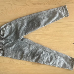 Snygga grå zara jeans - Skick 7/10 snygga till skolstart