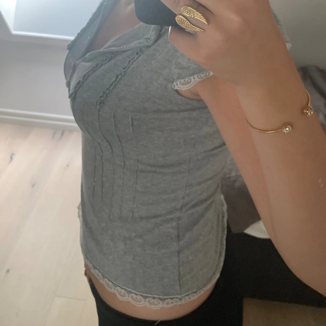 Grå ribbad topp med spetsdetaljer - 90