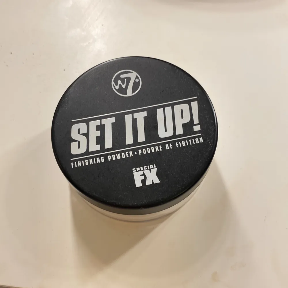 Säljer ett W7 Set It Up! Finishing Powder. Perfekt för att sätta din makeup och ge en matt finish. Kommer i en praktisk burk med svart lock och vit text. Perfekt för att hålla sminket på plats hela dagen!💕. Skönhet.