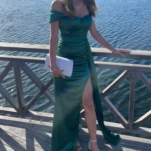 Mörk grön bal/festklänning - Klänningen är köpt från shein där orginalpriset är 339kr. Den är i gott skick och i förvånadsvärt bra material. Storlek S. Om mer bilder önskas eller om ni har några frågor så är det bara att skriva. Priset går att diskutera.