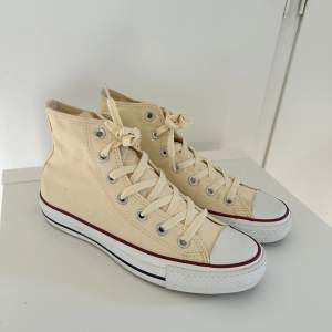 Säljer knappt använda converse (Chuck Taylor All Star Classic) - natural ivory. Pris 700kr strlk 38. 