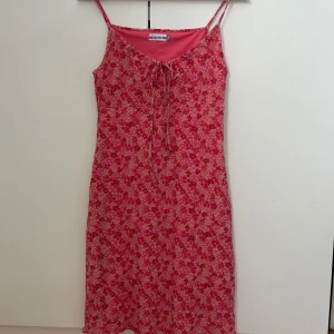 Blommig sommar klänning  - Rosa blommig sommar klänning i bra skick, knappt använd💕
