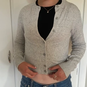 2 FÖR 50kr - Dem populära koftorna från H&M!!!!! Säljer dessa koftor tillsammans för en billig peng. Superbra skick också.