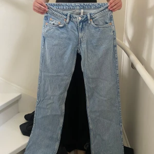 Weekday jeans - Weekdays arrow low jeans i storlek W25L32. Passar till allt!!