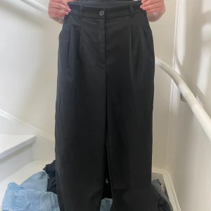 Kostymbyxor - Kostymbyxor från Monki. Högmidjade med långa ben, sjukt snygga!!!