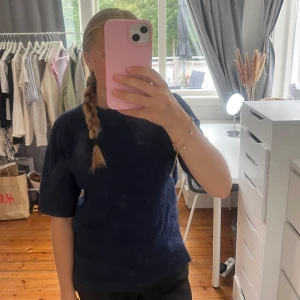 Stickad tröja - Marinblå stickad tröja i mycket bra skick. Säljer då den inte kommer till användning. Den är i onesize men passar mig som vanligtvis bär xs/s