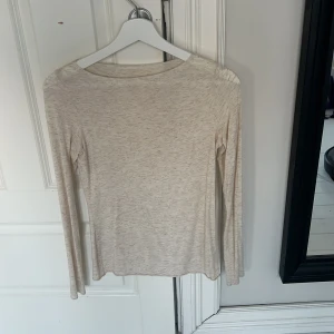 Intimissimi tröja - Använd ca 3 gånger, fint skick!  Beige tröja med lite gitter i som man kan se på bild 2☺️ ny pris ligger på ca 550 vad jag kan minnas då den var lite dyrare än dom andra eftersom den hade glitter💖