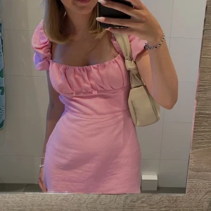 Rosa klänning - Så fin rosa klänning från zara med knuten rygg. Älskar men säljer då den tyvärr blivit för liten! 🌸