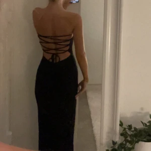 Bandeau dress - Svart klänning med jättefin snörning i ryggen+ slits vid benet🤍🤍🤍
