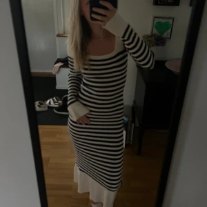 Stickad långklänning - Slutsåld stickad randig långklänning som är super mjuk och snygg att bära! Den passar perfekt i höstgaderoben och går att använda när som helst😍 Den är i fint skick!