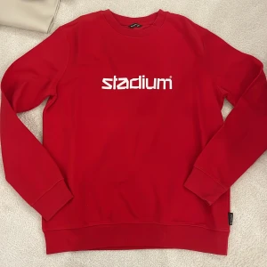 Röd tröja från Stadium - Säljer en snygg röd tröja från Stadium. Den är perfekt för en casual look och har långa ärmar. Tröjan är i bra skick och har en normal passform. Perfekt för höst och vinter!