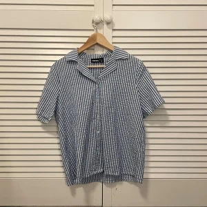 Kort armad skjorta - Aldrig andvänt  Köparen står för frakten 