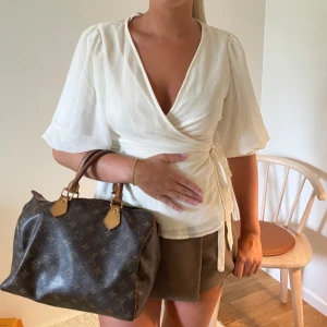 Omlott topp - Super gullig blus som är omlott och lite puffiga ärmar❣️❣️ lite benvit/ljus rosa, helt oanvänd💘💘