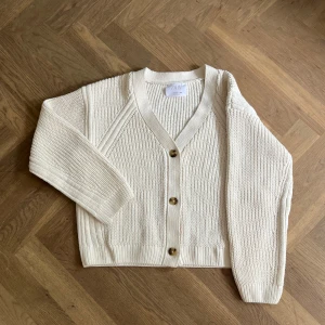 Ny zara kofta❤️‍🔥 - Helt ny zara kofta, aldrig använd.🥰Super fin nu till skolstarten!💗 Kontakta mig vid frågor eller funderingar.