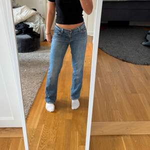 Snygga jeans som inte kommer till användning.  Hör av er vid frågor🥰