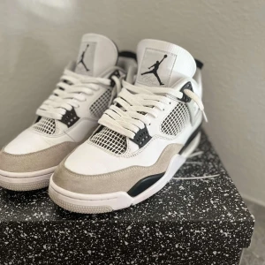 Jordan 4 - Hej säljer nu mina Jordan 4 military black som är perfekta för hösten, Skriv för mer bilder och pris kan diskuteras 