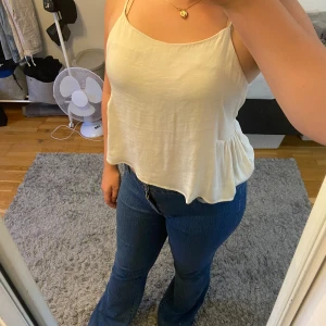 Beiges vitt linne från Gina  - Säljer då jag inte tycker jag passar i det. Köpt för typ ett halv år sedan. Använder Max 4 gånger. 