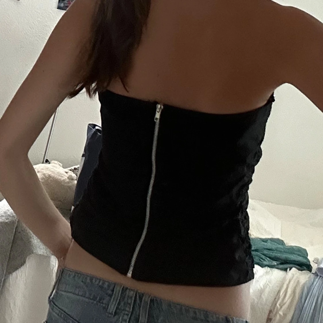 Svart tubtopp med glittriga detaljer - 90