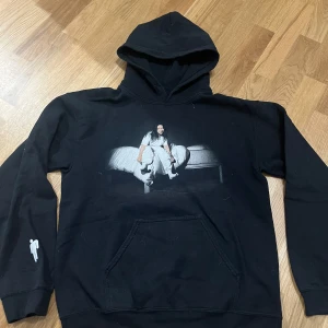 Svart hoodie från Billie Eilish - Säljer min svarta Billie Eilish tröja då den inte kommer till nån användning. 
