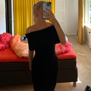 ADOORE  - Smickrande svart stickad klänning från adoore, Ivrea dress. Använd en gång. Ord pris 1695kr