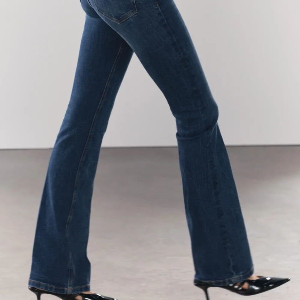 Säljer dessa extremt fina bootcut jeans från zara ❣️ . Jeans & Byxor.