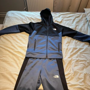 North face tracksuit - Strl M Skick 9/10 Använd 3-6 gånger Ny utan prislapp Nypris 2300kr