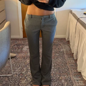 Gråa kostymbyxor  - Gråa kostymbyxor ifrån mango. Så så snygga till hösten! 👌💞