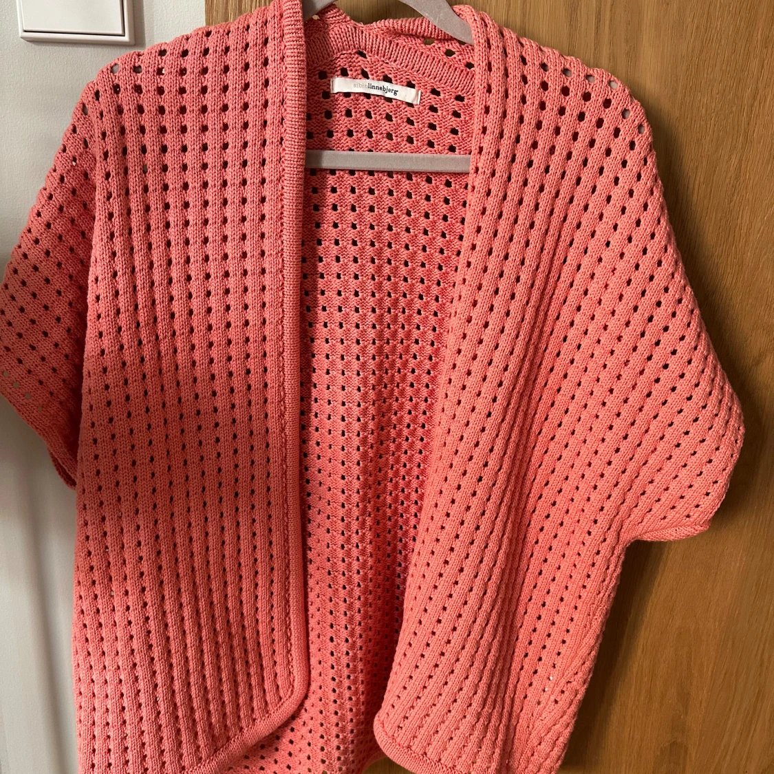 Aprikosfärgad kortärmad kofta - 90