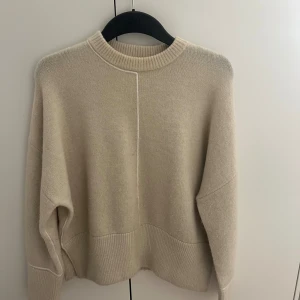 Stickad tröja - Stickad tröja från zara med väldigt fina detaljer som gör den unik. Den är sparsamt använd och är i gott skick.