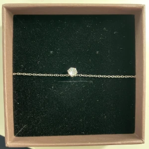 Fint armband från Edblad - Gulligt armband med en liten Sten på från Edblad, i jätte bra skick! Säljer då den inte kommer till användning asken kommer med