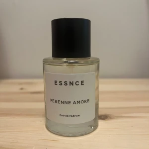 Helt ny Essnce parfym - Doft inspirerad av Valentino Donna Born in Roma.  Endast testad en gång 