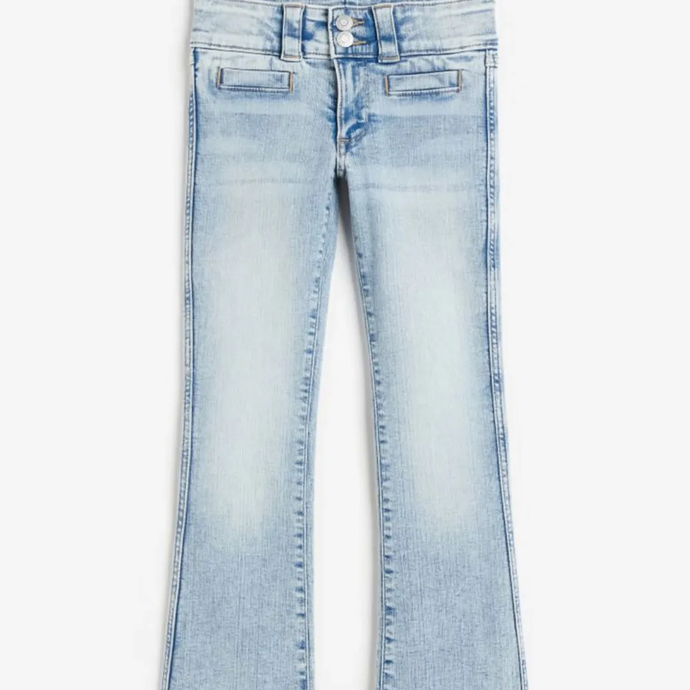 Säljer ett par snygga ljusblå bootcut jeans. De är lågmidje. De är helt nya från H&M i storlek 164 och de är helt slutsålda på hemsidan Den kan passa någon som har storlek 34 till 36. Jeans & Byxor.