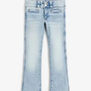 Säljer ett par snygga ljusblå bootcut jeans. De är lågmidje. De är helt nya från H&M i storlek 164 och de är helt slutsålda på hemsidan Den kan passa någon som har storlek 34 till 36