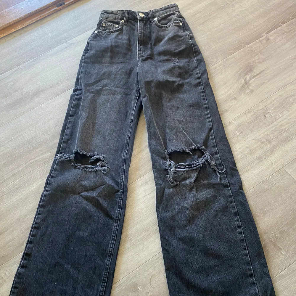 Jätte fina jeans med hål på knäna . Jeans & Byxor.