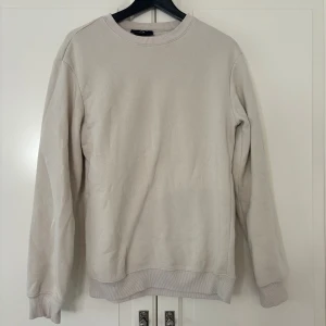 Sweatshirt  - Beige sweatshirt från H&M:s herravdelning. Storlek XS.