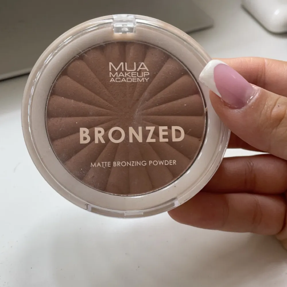 Säljer en superfin bronzer från MUA Makeup Academy i nyansen Solar #110. Den är matt och ger en naturlig, solkysst look. Perfekt för att bygga upp en varm ton i ansiktet. Förpackningen är rund och innehåller 8,5g produkt. Perfekt för att få till den där somriga glöden året runt!. Skönhet.