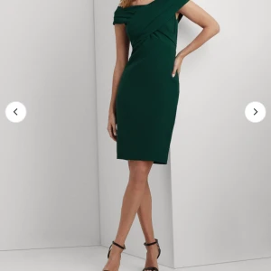 Ralph lauren klänning - Säljer min Ralph lauren klänning då den aldrig kommer till användning utan bara hänger i garderoben o samlar damm😊 anvönd nån enstaka gång men annans som ny, nypris 2600. Pris kan eventuellt diskuteras. Bara att höra av sig om man vill haegna bilder😊