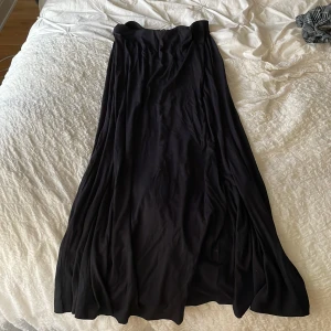 Långkjol  - Lång svart kjol. Knappt använd. Super skick! 