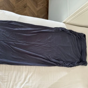 Blå Långkjol  - Blå långkjol ifrån Gina tricot som köptes förra året och har bara blivit använd 3 gånger, så är i mycket bra skick. Skriv för fler bilder eller frågor!💕