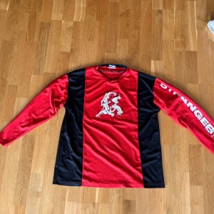 Yung Lean tröja  - Sällsynt ”stranger” merch från yung leans skiv släpp 2017. Det passar som medium. Washtagen har tyvär tvättas bort. Den passar som medium. Öppen för bud o skriv gärna frågor!